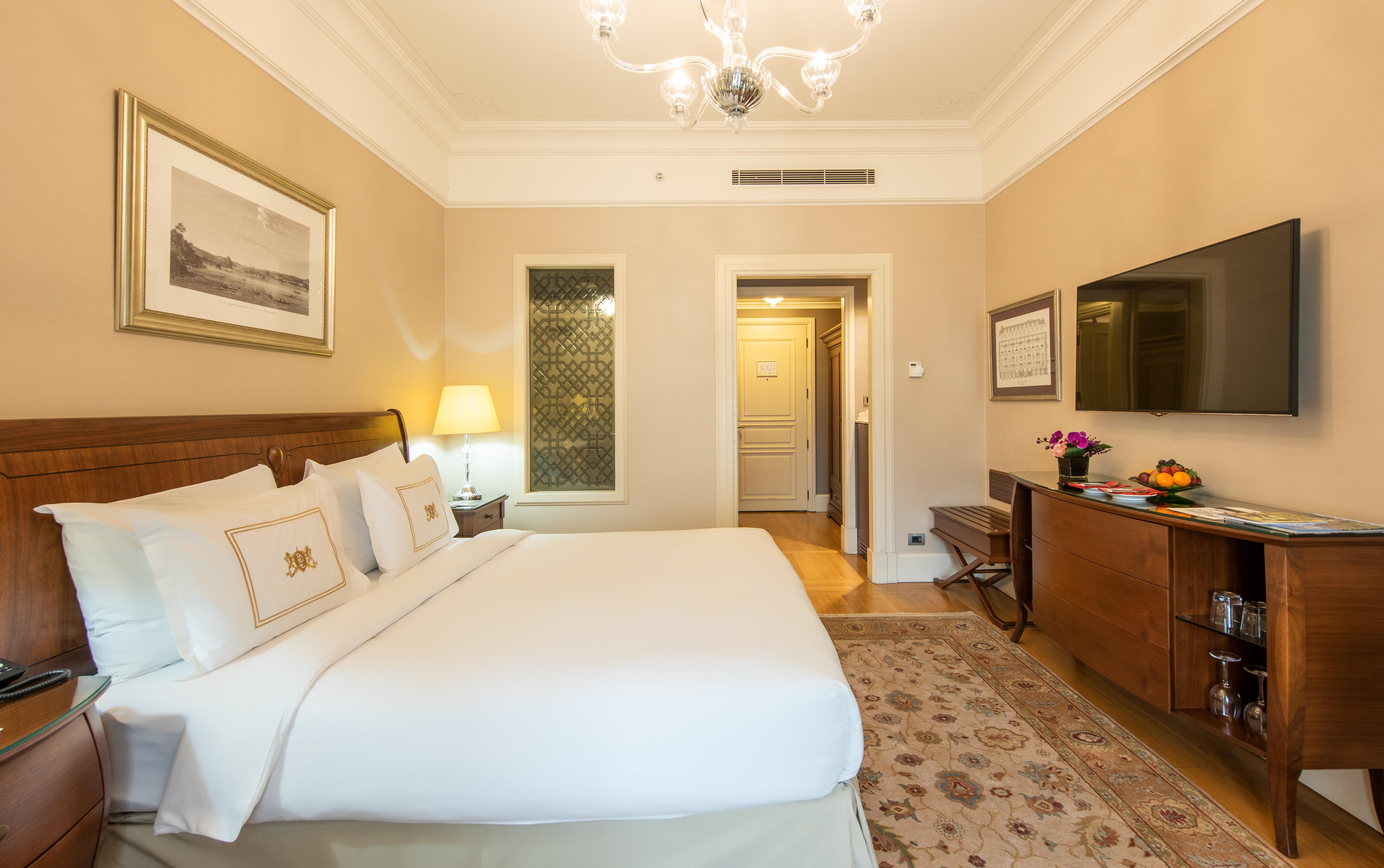 Pera Palace Hotel Istanbul Ngoại thất bức ảnh A bedroom at the hotel