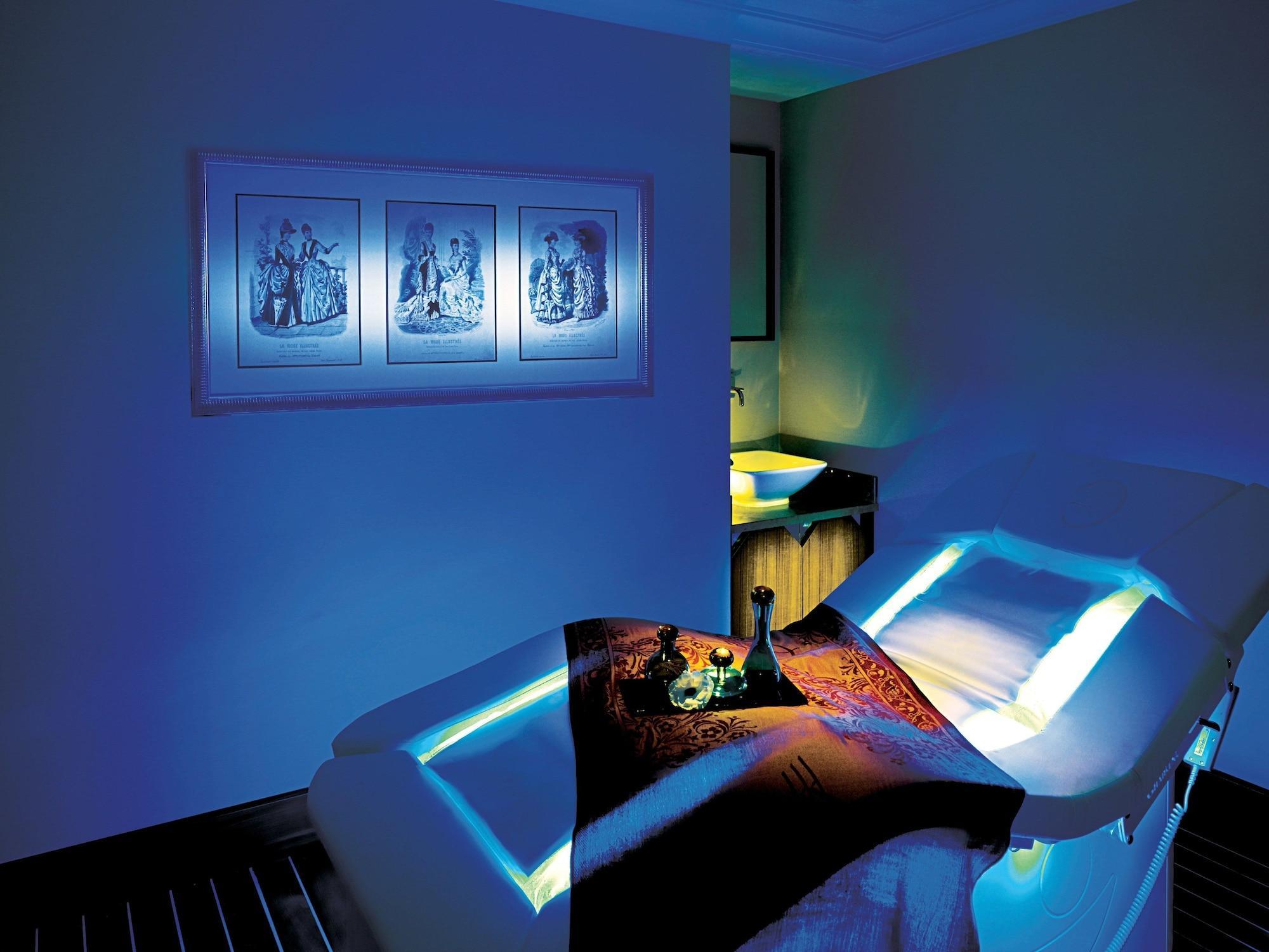 Pera Palace Hotel Istanbul Ngoại thất bức ảnh A room illuminated with blue light