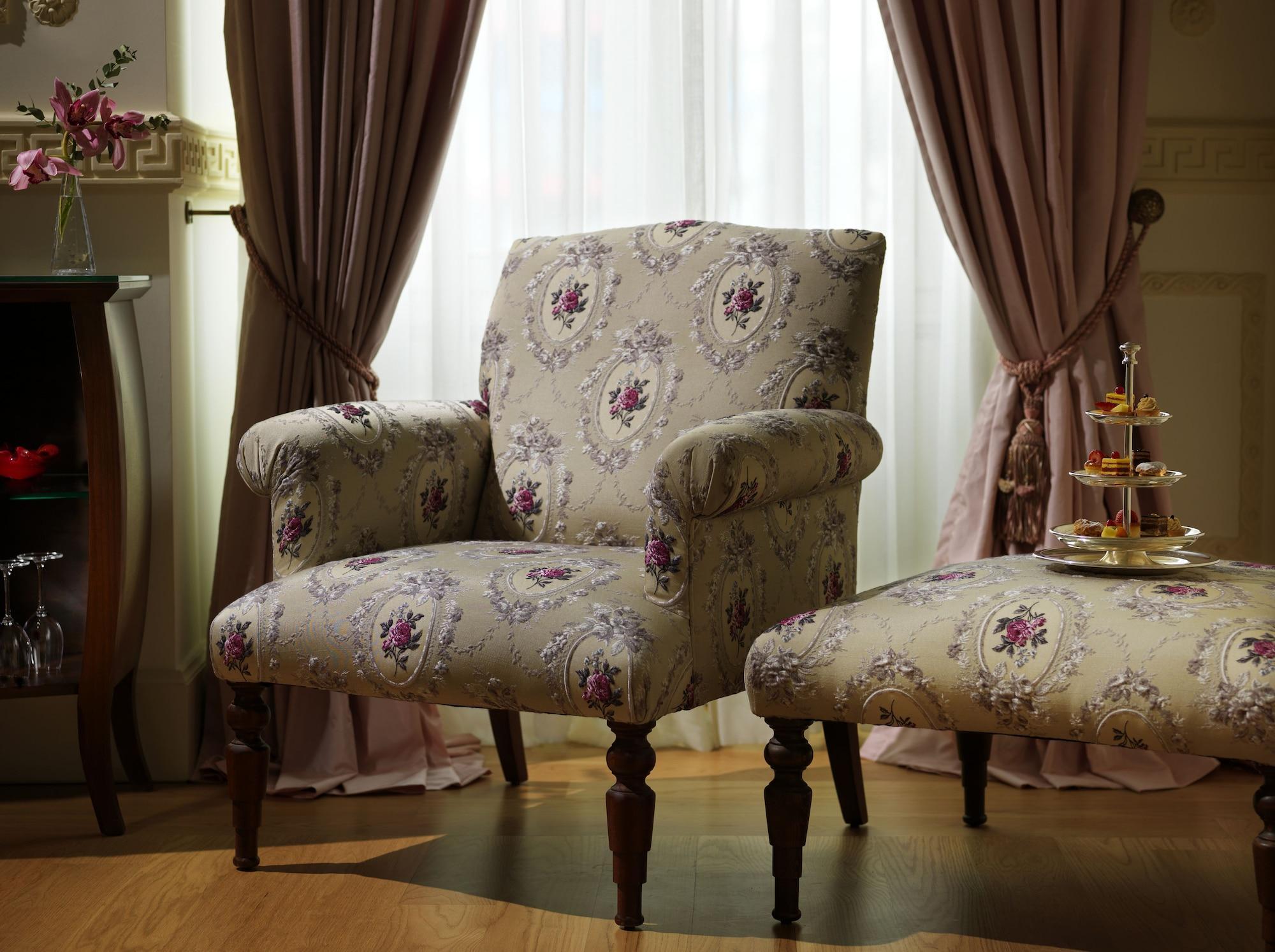 Pera Palace Hotel Istanbul Ngoại thất bức ảnh A chintz-covered chair