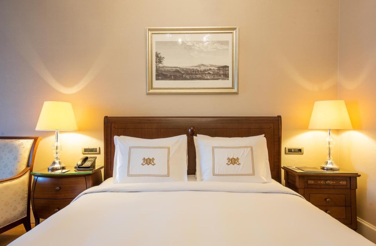 Pera Palace Hotel Istanbul Ngoại thất bức ảnh A bedroom at the hotel